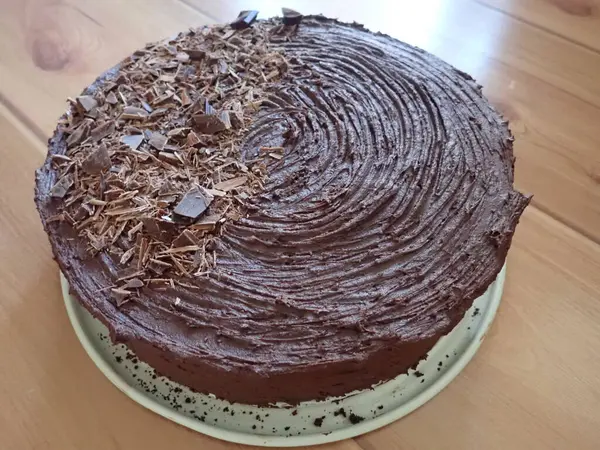 Mutfakta ev yapımı çikolatalı pasta.