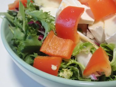 Vitaminli sağlıklı sebze salatası.