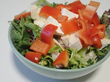 Vitaminli sağlıklı sebze salatası.