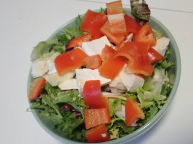 Vitaminli sağlıklı sebze salatası.