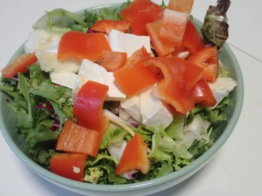 Vitaminli sağlıklı sebze salatası.