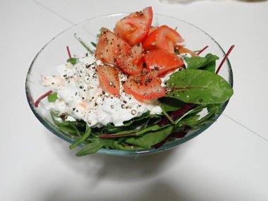 Vitaminli sağlıklı sebze salatası.