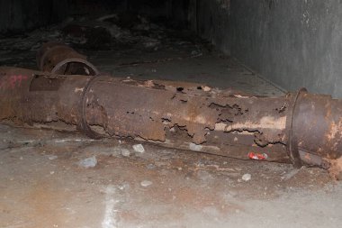 Yıpranmış eski harabe yeraltı sığınağı betonu