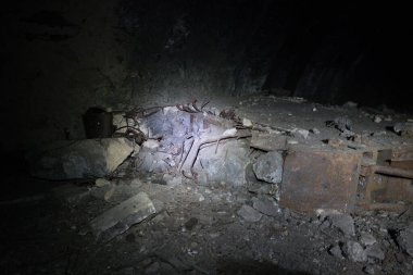 Yıpranmış eski harabe yeraltı sığınağı betonu