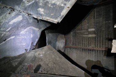 Yıpranmış eski harabe yeraltı sığınağı betonu