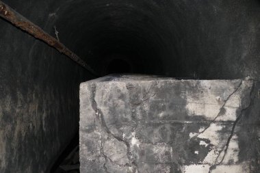Yıpranmış eski harabe yeraltı sığınağı betonu