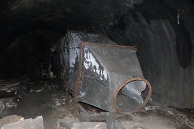 Yıpranmış eski harabe yeraltı sığınağı betonu