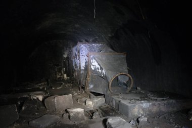 Yıpranmış eski harabe yeraltı sığınağı betonu