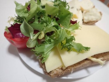 Tabaktaki ekmek ve peynirin ayrıntıları