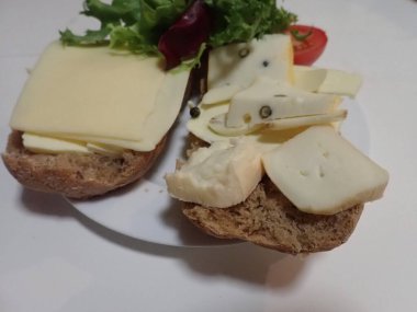 Tabaktaki ekmek ve peynirin ayrıntıları