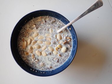 Bir kase yulaf ezmesi ve chia çekirdeği.