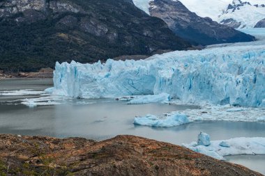 Güney Amerika 'daki Patagonya' daki buz sahasında muhteşem bir perito moreno glasier. Güney Amerika Arjantin ve Şili.