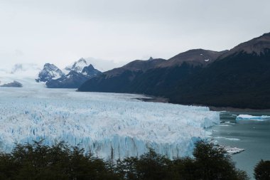 Güney Amerika 'daki Patagonya' daki buz sahasında muhteşem bir perito moreno glasier. Güney Amerika Arjantin ve Şili.