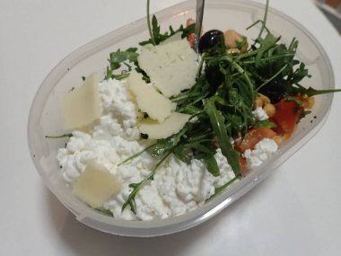 Vejetaryenler için taze sebze salatası.