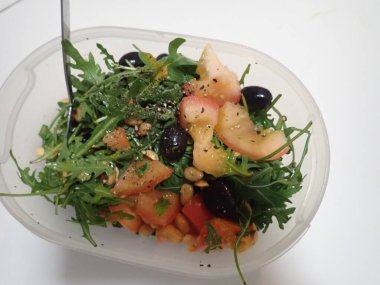 Vejetaryenler için taze sebze salatası.