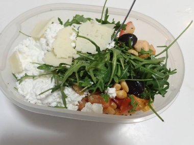 Vejetaryenler için taze sebze salatası.