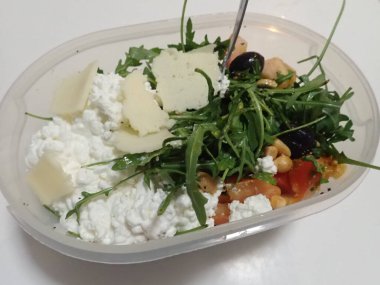 Vejetaryenler için taze sebze salatası.