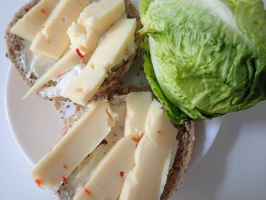 Peynirli ve sebzeli taze ekmek sandviçi