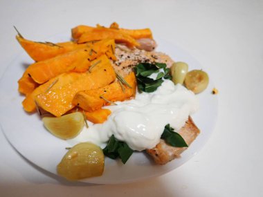 Somon ve patates kızartmalı taze sebze salatası.    