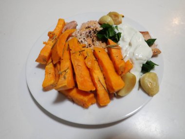 Somon ve patates kızartmalı taze sebze salatası.    