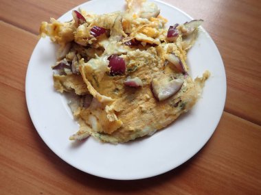 porsiyon omlet ve tabakta soğan. 