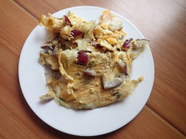 porsiyon omlet ve tabakta soğan. 