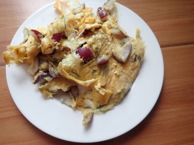 porsiyon omlet ve tabakta soğan. 