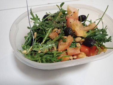 Vejetaryenler için taze sebze salatası.