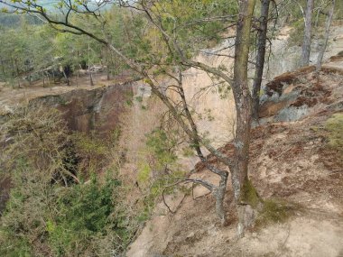 Eski granit madeninde doğal kaya tırmanışı