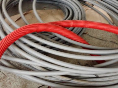 Bir inşaat sahasında elektrik kabloları ve kabloları