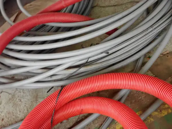 Bir inşaat sahasında elektrik kabloları ve kabloları