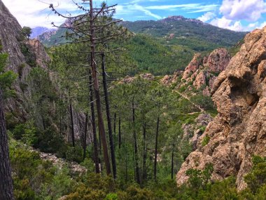 Meydan okuyan güzel GR20 patikası Korsika Fransa