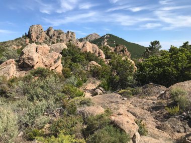 Meydan okuyan güzel GR20 patikası Korsika Fransa