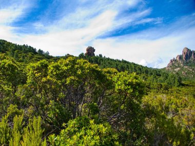 Meydan okuyan güzel GR20 patikası Korsika Fransa