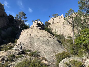 Meydan okuyan güzel GR20 patikası Korsika Fransa