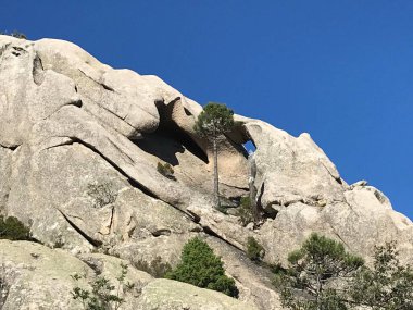 Meydan okuyan güzel GR20 patikası Korsika Fransa