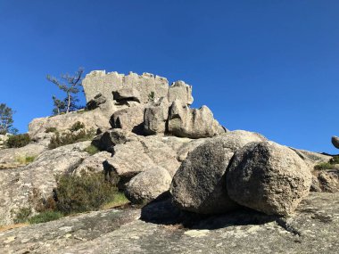 Meydan okuyan güzel GR20 patikası Korsika Fransa