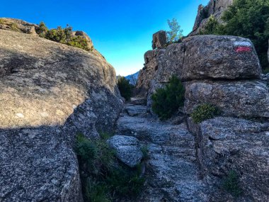Meydan okuyan güzel GR20 patikası Korsika Fransa