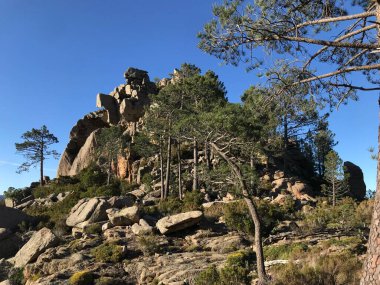 Meydan okuyan güzel GR20 patikası Korsika Fransa