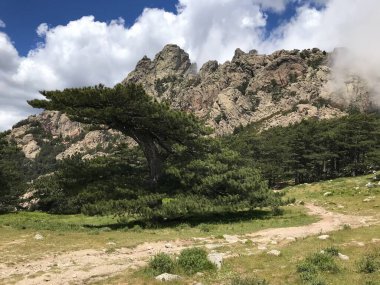 Meydan okuyan güzel GR20 patikası Korsika Fransa