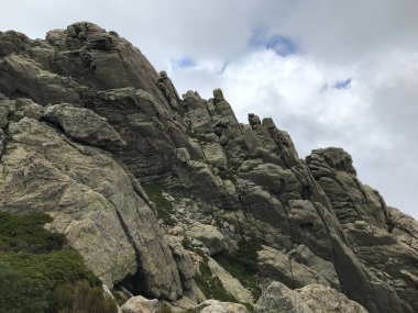 Korsika adası Fransa 'nın güzel, zorlu GR20 yolunda yürüyüş.