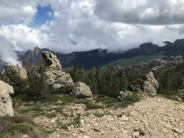 Korsika adası Fransa 'nın güzel, zorlu GR20 yolunda yürüyüş.