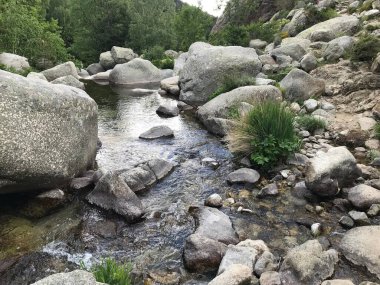 Korsika adası Fransa 'nın güzel, zorlu GR20 yolunda yürüyüş.