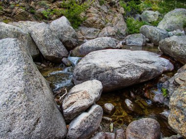 Korsika adası Fransa 'nın güzel, zorlu GR20 yolunda yürüyüş.