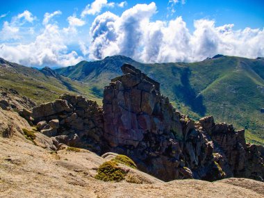 Korsika adası Fransa 'nın güzel, zorlu GR20 yolunda yürüyüş.