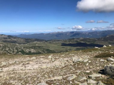 Korsika adası Fransa 'nın güzel, zorlu GR20 yolunda yürüyüş.