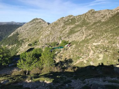 GR20 Korsika adası Fransa 'sında yürüyüş yapmak...