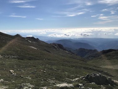 GR20 Korsika adası Fransa 'sında yürüyüş yapmak...