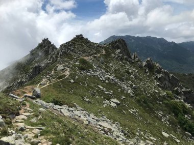 GR20 Korsika adası Fransa 'sında yürüyüş yapmak...