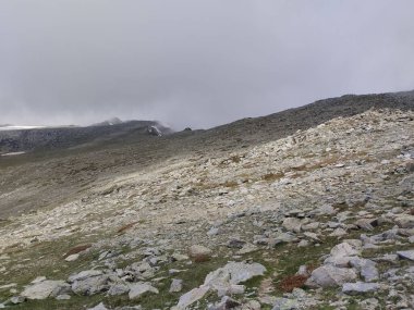 GR20 Korsika adası Fransa 'sında yürüyüş yapmak...